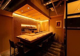 鮨とワインの新たな出会いが、あなたの心に深く刻まれる至福の時間