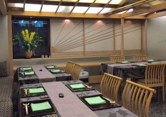 全国の旬を集めた和の美味。鮮魚と手打ちそばを、職人の技と寛ぎの空間で味わう新宿の隠れ家。