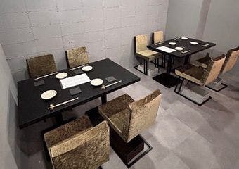 特別な空間で贅沢ディナー。希少な黒毛和牛“花乃牛”の旨味溢れる肉料理を堪能