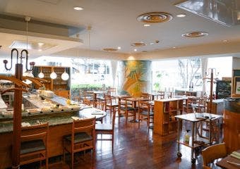 ビジネス街でも緑を感じるガラス張りの店内。オープンキッチンのライブ感溢れる空間で、毎日食べても飽きないシンプルなイタリア料理をどうぞ。