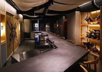 まるで戦国時代の雰囲気の店内で寿司の握り体験ができ、アナタの2時間を最高の思い出に。ここでしか味わえないエンターテインメントレストランです！