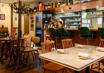 洗練された空間と絶品フード、バーテンダーこだわりのカクテルで、いつもの夜をちょっと特別に。