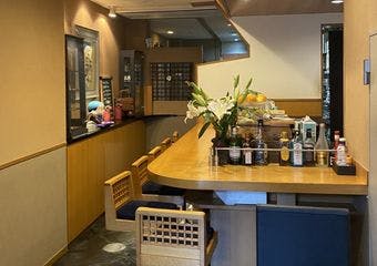 大都会の杜に佇む隠れ家で、懐かしの煮込みとカウンターの味を楽しむ