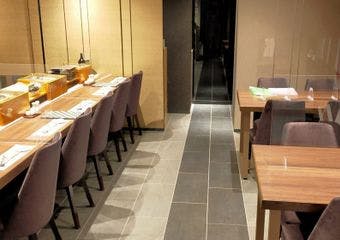 カウンターで落ち着いた雰囲気で料理に美酒の味わっていただきたい