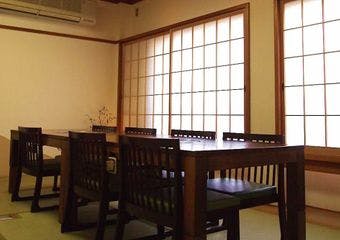 特別な日、手の込んだおもてなし料理を個室で楽しむならここ。
活魚と和牛を使った本格派日本料理。