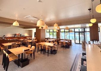 ひと皿ごとに、沖縄と地中海の風が香る
