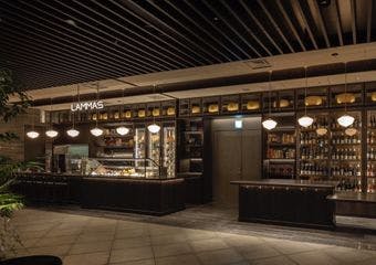 熟成士が選ぶ80種のチーズと200種の自然派ワインが織りなす至福の時間を