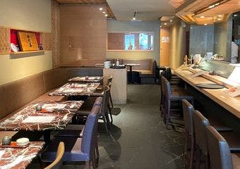 江戸前寿司をもっと気軽に。市場直送の新鮮食材を使用した江戸前寿司と、豊富な逸品料理を堪能。接待や会食はもちろん、2軒目利用や日常の1杯にも。