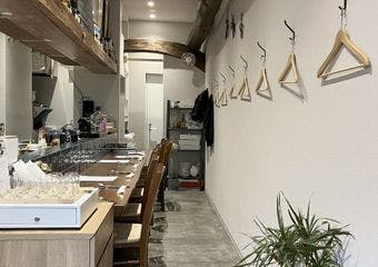 木とレンガを基調とした温かみのある空間で、本格スペイン料理をぜひお楽しみください。