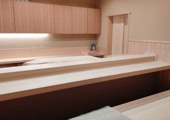 昼・夜一組のみ完全予約制。
他にお客様がいない空間で、
豊洲から仕入れた選りすぐりのネタを思う存分味わうプレミアムな体験を。