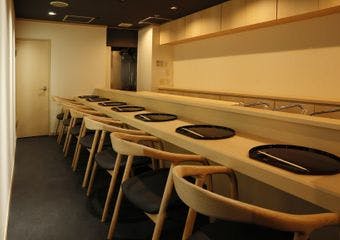 カウンター7席のみ。　江戸前鮨の伝統に、海鮮食材の旨みを最大限に引き立てるフレンチの技法を融合させた、ここでしか味わえないボーダーレス鮨。