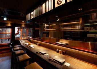 契約農家直送、鳥本来の旨味を閉じ込める為の備長炭。精選地鶏や一羽から僅かに取れる希少部位も