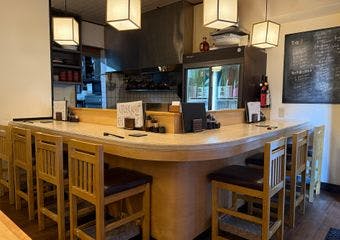 こだわり季節素材を厳選、日本酒と肴で至福のひとときを演出する“大人の隠れ家”です。
