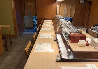 新橋の路地裏で味わう四季の恵み、熟成された江戸前寿司と共に心温まるひと時を