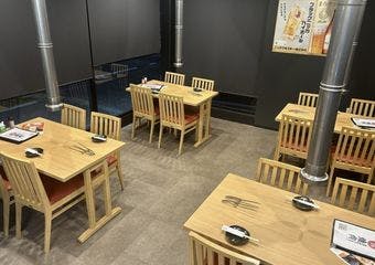 活気溢れる明るい空間で、“薩摩牛 極”を中心とした焼肉をご堪能。