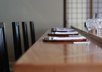 美酒佳肴を嗜む、静謐なすし割烹

