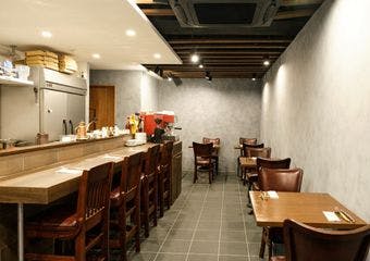 “気楽に”通えるあたたかなイタリアン。　手しごとの温もりが伝わるオープンキッチンと、新窯から広がる香り。　本場仕込みのナポリピッツァを堪能。