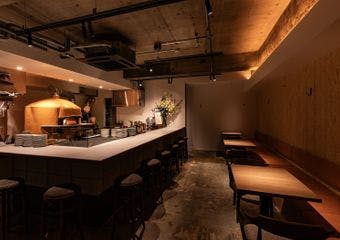 薪窯で焼き上げるナポリピッツァと地元食材を活かした独創的なイタリア料理をお愉しみいただけます。