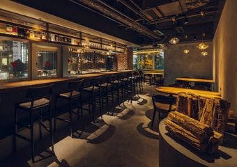 薪火の香ばしい風味と豊富なドリンクを、落ち着いた空間でゆったりと楽しむ。大人のためのビストロ＆バー。