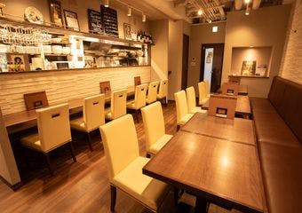 芝大門に佇むカジュアルイタリアン。週替わりランチと旬の素材を活かしたディナーが魅力。