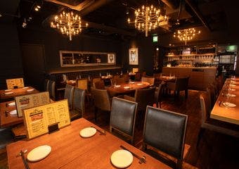 炭火と鉄板で焼き上げる国産牛ステーキを主役に、肉の旨みを極めたビストロ。新宿三丁目駅すぐの煉瓦調空間で、贅沢なひとときを。