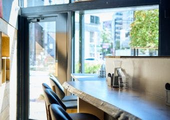 陽光が差し込む空間で、旬の食材と共に心温まるひとときを