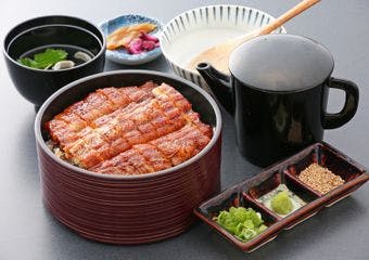 国内産活鰻を備長炭で焼き上げる「地焼き鰻」は、外はパリッと香ばしく、中はふわっとした食感が楽しめます。