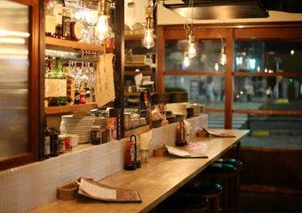 古民家改装の落ち着く空間で、熟成アンガスビーフとNYスタイル料理、厳選ワインをゆったり楽しむ大人のひとときを