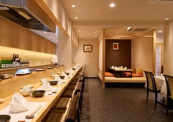 神田の静寂に包まれた隠れ家で、四季折々の繊細な天ぷらを心ゆくまで味わうひとときを