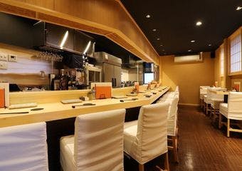 炭火で焼き上げた国産鶏の焼鳥と季節を味わう一品料理が心を満たします