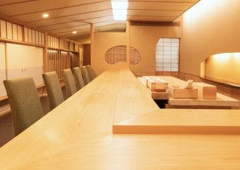 「日本で一番雲丹を消費するお店」 まるで宝石箱のような海鮮料理を堪能。ちょっぴり贅沢なランチや、浅草観光には是非お立ち寄りください。