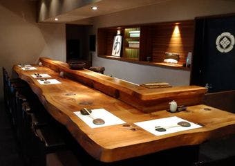 鮮度抜群の旬魚を職人技で握る「喜代寿司」。港区三田で味わう正統派江戸前寿司をぜひ。