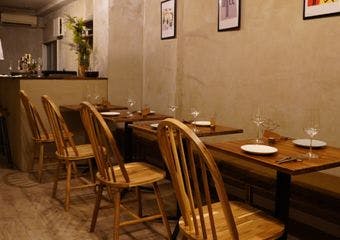 渋谷の隠れ家ビストロ。木の温もり溢れる店内で、素材を活かした料理とを心ゆくまで。温かな夜時間を大人の集いに。