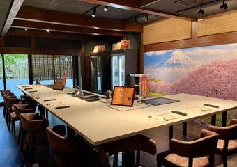 角館の美景と調和する空間で、神戸牛の鉄板焼と心ほどけるひとときを楽しめます。