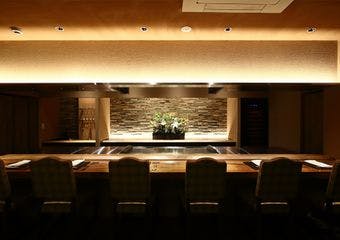 特別なひと時を演出する、料理長の技が光る鉄板焼きの饗宴