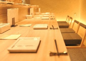 厳選日本酒10種やワイン含むフリードリンク付きのお任せコース。　使用するのは銘柄鶏山梨県産しんげん鶏のみ。　接待やデートでも安心して使えます。