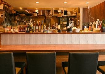 自然体で楽しむ、静寂の隠れ家レストラン。旬の食材とワインのマリアージュを心ゆくまで