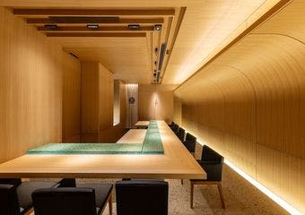 厳選された食材と職人の技が生み出す極上の寿司を、日本の伝統と心意気を大切にした空間でご提供いたします。