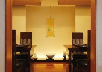 全席個室の当店では、接待やデート、お顔合わせなど、記念日の利用シーンに最適です。もちろん、普段使いにもご利用くださいませ。