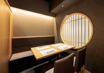 北海道から届く厳選活蟹を全席個室で贅沢に味わい、特別なひとときを演出します