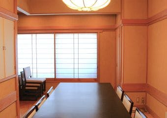 【個室あり】愛されて半世紀以上。目利きと素材にこだわり、日本一雲丹や幻城下カレイなど一流の素材のみを扱う、伝統と技の江戸前鮨を堪能ください。