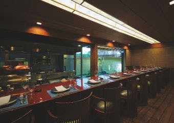 心地良いおもてなしと、祇園町で育まれたスペシャリテ。この場所でのみ味わえる、至福のひとときをどうぞ。