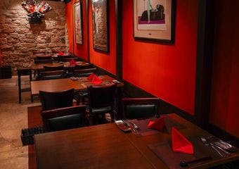 馬車道駅徒歩3分！A5雌牛の串焼きをワイン片手に堪能できるバル！