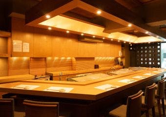 上質な素材と職人の技が織りなす、極上のひと皿をお楽しみください。