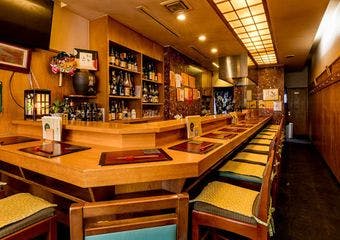 和モダンな隠れ家で心ゆくまでお酒を堪能する大人の贅沢時間