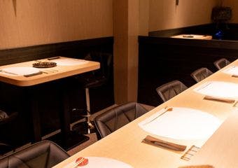 厳選食材を使用した鮨が楽しめるコースの他にも、逸品料理もお楽しみいただけます。