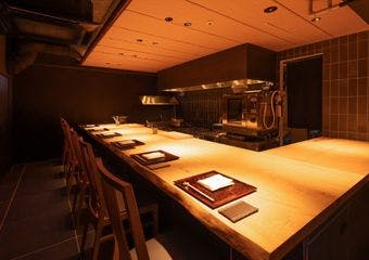 赤坂に佇む、大人の隠れ家「あかさか割烹和史」。「ミシュランガイド東京2025」の「NEWセレクション」にも選出された、注目の割烹料理店。