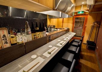 心斎橋の隠れ家で創作和洋食と炭火焼き、風情あるカウンターでしっぽり　同伴、アフター、会食にもご利用ください。
