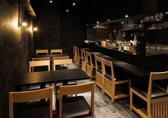 シックな空間で味わう、日本酒と鮮魚の絶妙なハーモニーを堪能しよう