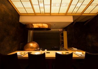ミシュラン星獲得店「銀座凛 にしむら」が手がける揚げ物主体の和食店
目の前で揚げるコースの一皿ひと皿に、型にはまらない職人の美学が息づきます